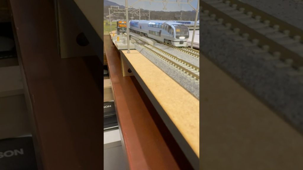 (Nゲージ鉄道模型 書斎のデスクトップミニレイアウト)TOMIX 251系スーパービュー踊り子登場時、TOMIX165系急行東海 走行シーン