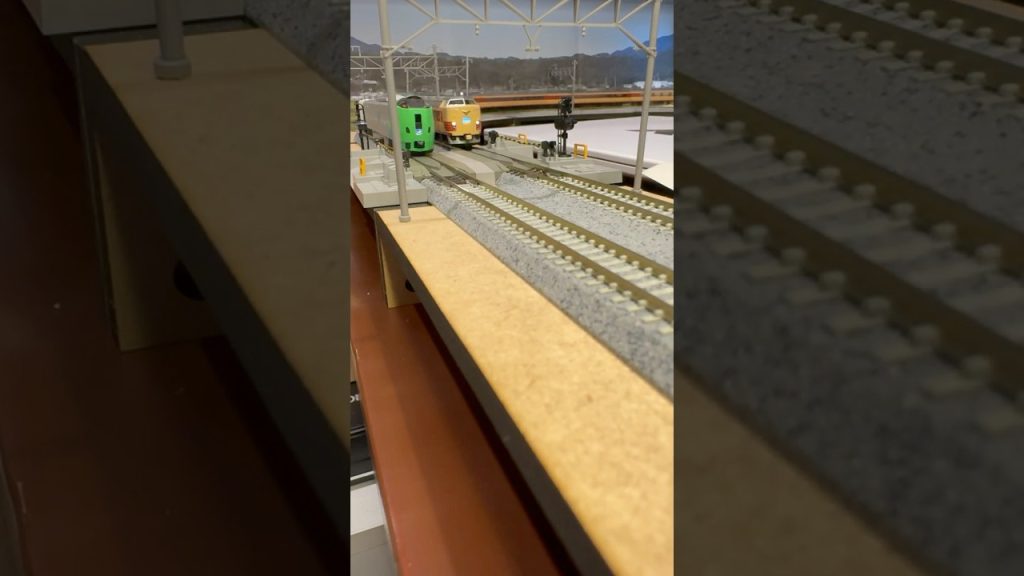 (Nゲージ鉄道模型 書斎のデスクトップミニレイアウト)TOMIX 485系国鉄色A3編成特急はつかり、789系スーパー白鳥 走行シーン