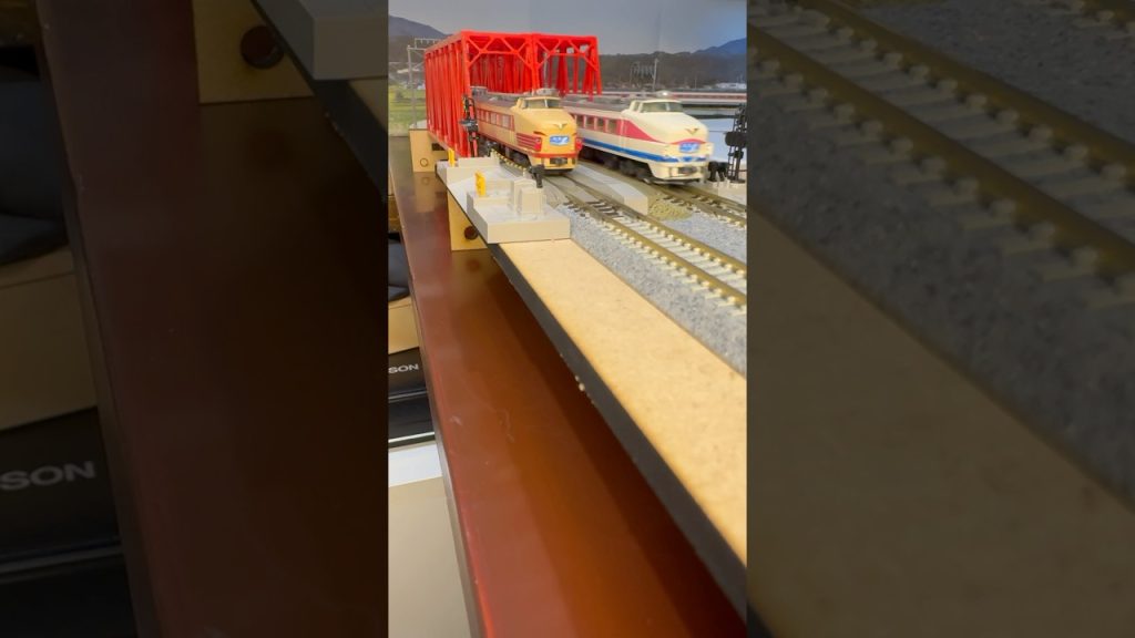 (Nゲージ鉄道模型 書斎のデスクトップミニレイアウト)TOMIX 489系白山色 国鉄色 急行能登 走行シーン