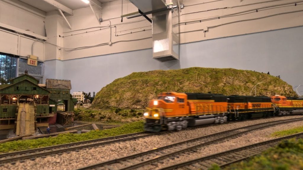 Real Or Model? HO Scale Railfanning Part 69
