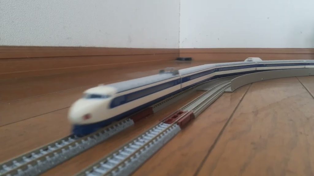TOMIXの旧製品のNゲージ鉄道模型の[“日韓海底トンネル経由🇯🇵🎌🗾🇰🇷🇰🇵・日韓中ドリーム新幹線🚅🇯🇵🎌🗾🇰🇷🇰🇵🇨🇳０系２６両フル編成ひかり号&山陽新幹線ウエストひかり号とのすれ違い運転”]⑤