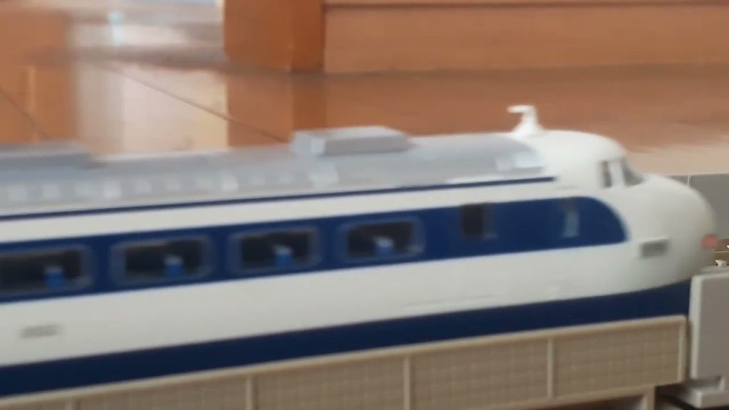 TOMIXの旧製品のNゲージ鉄道模型の[“日韓海底トンネル経由🇯🇵🎌🗾🇰🇷🇰🇵・日韓中ドリーム新幹線🚅🇯🇵🎌🗾🇰🇷🇰🇵🇨🇳０系２６両フル編成ひかり号&新幹線１０００型B編成試験車輌すれ違い運転”]⑦