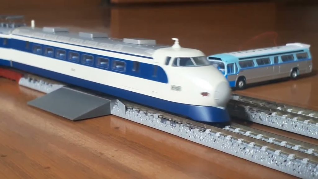 TOMIXの旧製品Nゲージ鉄道模型の[“日韓海底トンネル経由🇯🇵🎌🗾🇰🇷🇰🇵・日韓中ドリーム新幹線🚅🇯🇵🎌🗾🇰🇷🇰🇵🇨🇳０系２６両フル編成ひかり号&新幹線１０００型B編成試験車輌とのすれ違い運転”]⑧