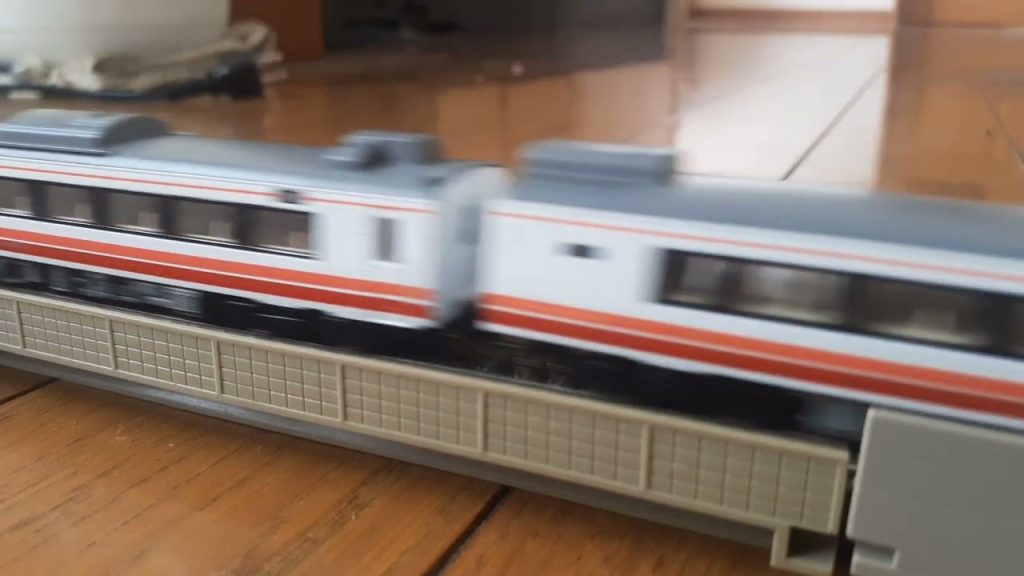 TOMIXの旧製品のNゲージ鉄道模型の[“日韓海底トンネル経由🇯🇵🎌🗾🇰🇷🇰🇵・日韓中ドリーム新幹線🚅🇯🇵🎌🗾🇰🇷🇰🇵🇨🇳０系２６両フル編成ひかり号&JR北海道１８３系特急気動車とのすれ違い運転”]⑩