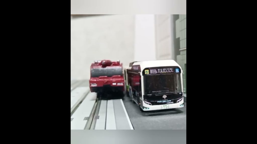 TOMYTECも固まる 消防車 緊急走行 #shorts 寸前 SORA静止