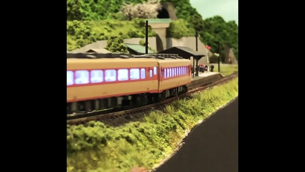 長い急行列車が、山岳路を走る。 #nゲージ鉄道模型 #nゲージレイアウト #気動車