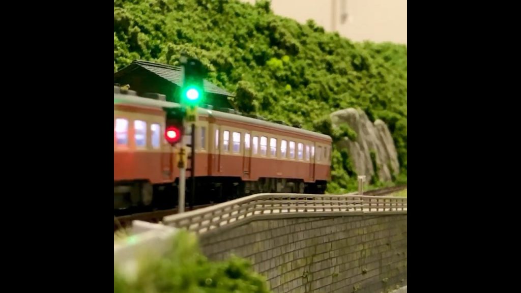 スイッチバック駅を出発するよ　　#nゲージ鉄道模型 #nゲージレイアウト #気動車 #スイッチバック駅