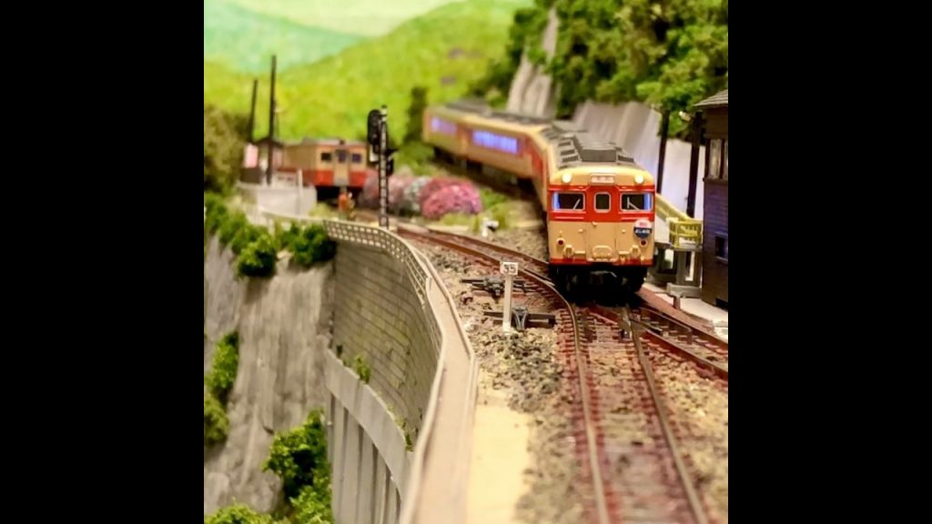 スイッチバック駅を通過して下る　　#nゲージ鉄道模型 #nゲージレイアウト #スイッチバック駅 #気動車