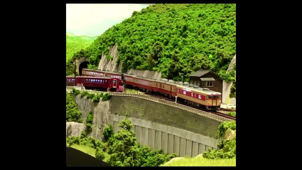 スイッチバック駅を通過して下る　 #nゲージ鉄道模型 #nゲージレイアウト#気動車