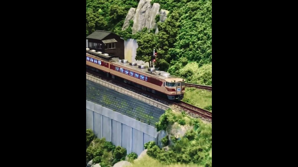 キハ181系特急がゆっくりと下る。　　#nゲージレイアウト #nゲージ鉄道模型 #気動車 #スイッチバック駅