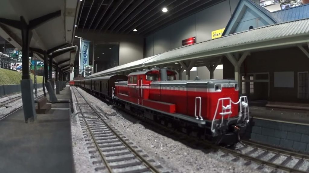 【HOゲージ鉄道模型】KATOさん家で走る多層建て列車(DD51+マニ60+スハ43系+キハ40)