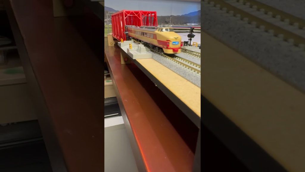 (Nゲージ鉄道模型 書斎のデスクトップミニレイアウト)485系国鉄色白鳥、485系かもしか　走行シーン