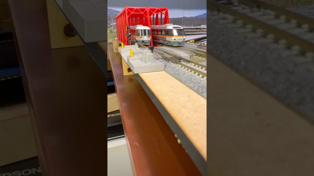 (Nゲージ鉄道模型 書斎のデスクトップミニレイアウト)キハ85系 変態編成×2本 走行シーン