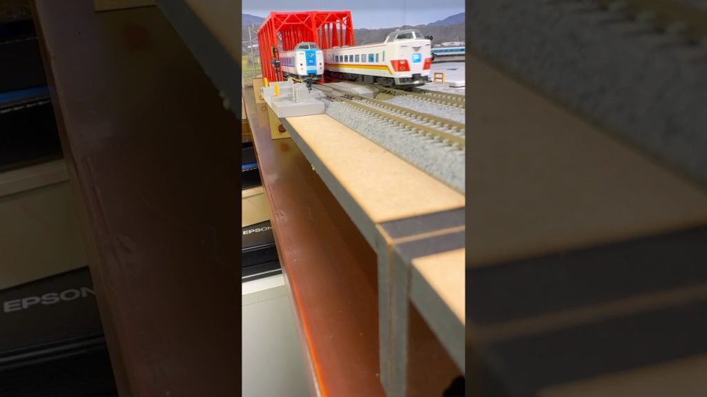 (Nゲージ鉄道模型 書斎のデスクトップミニレイアウト)KATO381系　特急スーパーくろしお　旧塗装から新塗装への過度期　走行シーン