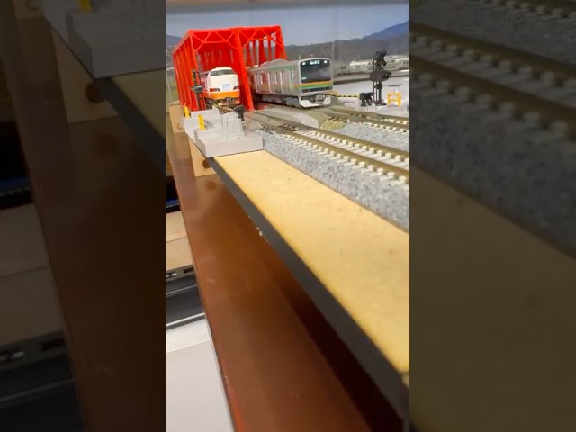 (Nゲージ鉄道模型 書斎のデスクトップミニレイアウト)TOMIX 189系彩野、KATO E231系近郊型 走行シーン
