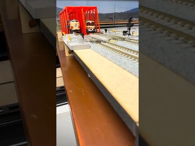 (Nゲージ鉄道模型 書斎のデスクトップミニレイアウト)TOMIX 485系雷鳥国鉄色末期仕様　2種類走行シーン