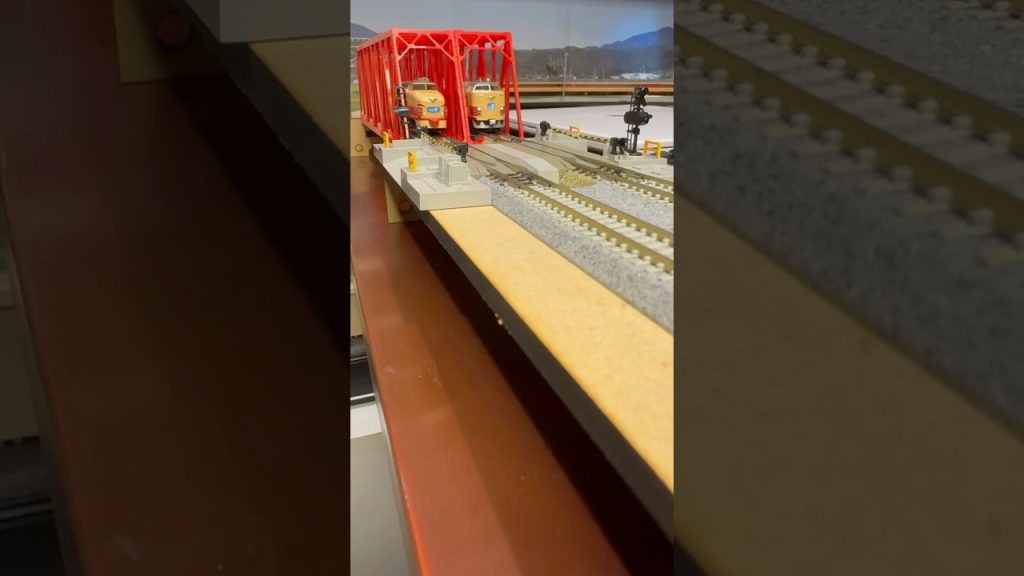 (Nゲージ鉄道模型 書斎のデスクトップミニレイアウト)TOMIX 485系白鳥ボンネット、485系白鳥電気釜 走行シーン