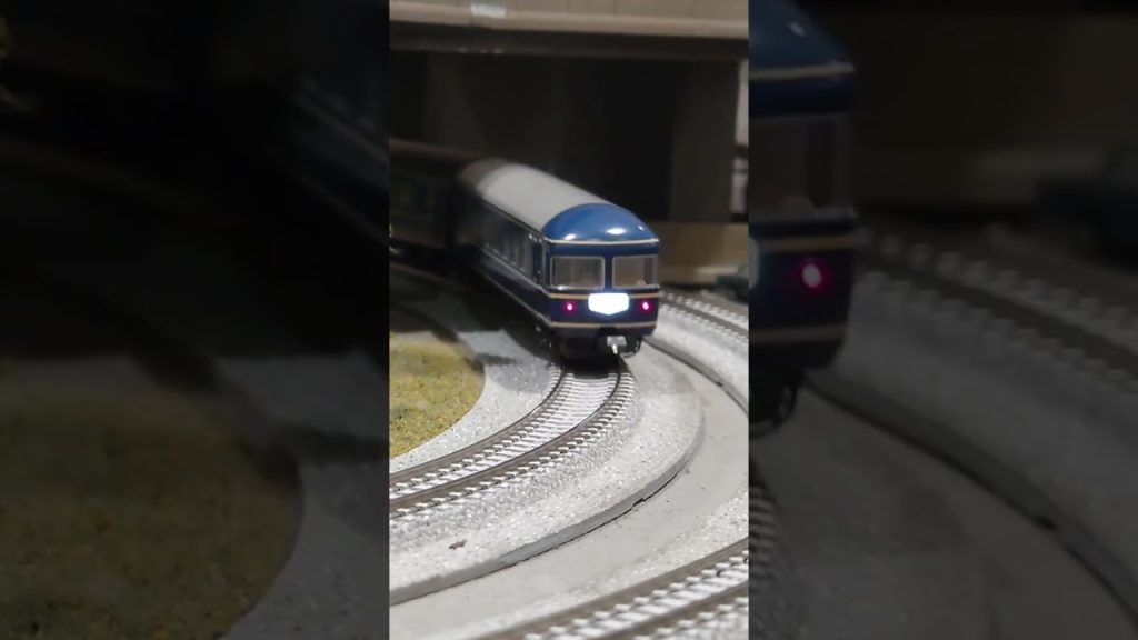 Nゲージ:EF65‐1118牽引20系客車。