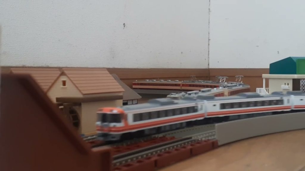 TOMIXの旧製品のNゲージ鉄道模型の、国鉄４８５系交直両用特急型ボンネット電車が緊急停車している側を走り抜ける、JR北海道のキハ１８３系特急型気動車７両編成の複線線路🛤️🛤️追い抜き走行動画映像です