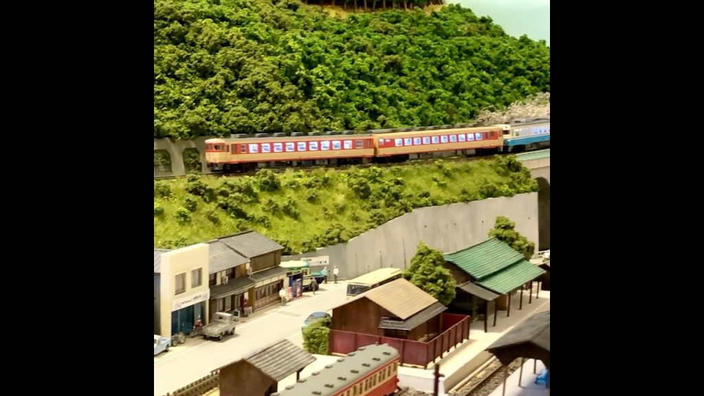 出水尾の町を見下ろしながら下る　　#nゲージレイアウト #nゲージ鉄道模型 #気動車