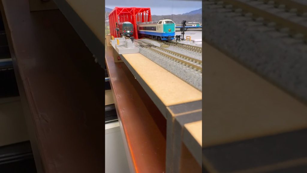 (Nゲージ鉄道模型 書斎のデスクトップミニレイアウト)EF81+24系トワイライトエクスプレス、485系3000番台　特急はくたか　走行シーン