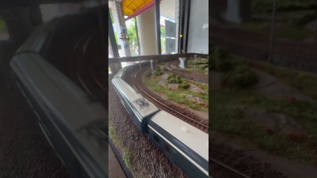 Nゲージ 城鎮- 行駛中（逆行） KATO 10-1662 觀光特急電車 E261系 『Saphir ODORIKO』增結 (4輛)列車（模型）通過陸橋下方彎道@玩軌運轉🚄🛤️