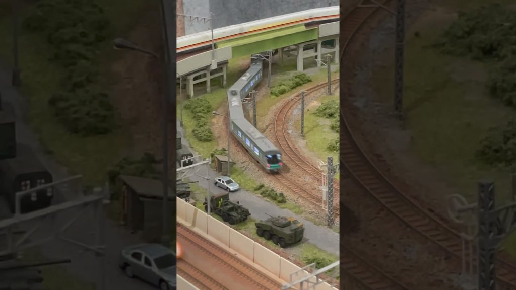 Nゲージ 城鎮- 行駛中（順行）KATO 10-2003 東京地鐵千代田線16000系(1次車) 列車（模型）通過彎道@溫刀鐵道🚄🛤️