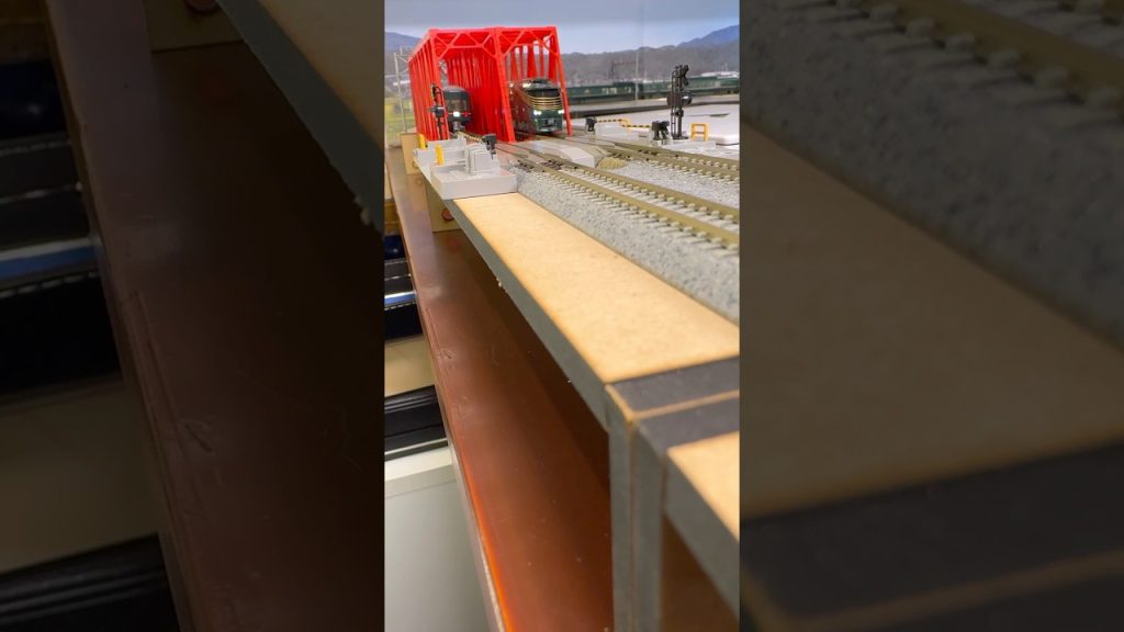 (Nゲージ鉄道模型 書斎のデスクトップミニレイアウト)KATO 24系トワイライトエクスプレス、KATO 87系トワイライトエクスプレス瑞風 走行シーン