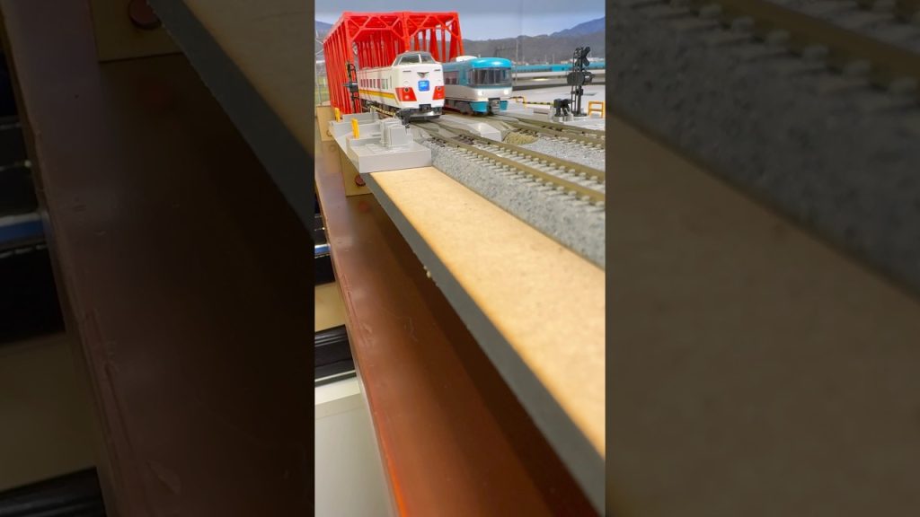 (Nゲージ鉄道模型 書斎のデスクトップミニレイアウト)KATO 381系スーパーくろしお、KATO 283系オーシャンアロー　走行シーン