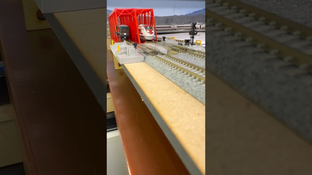 (Nゲージ鉄道模型 書斎のデスクトップミニレイアウト)KATO EF81＋24系トワイライトエクスプレス、KATO 681系はくたかスノーラビット色 走行シーン