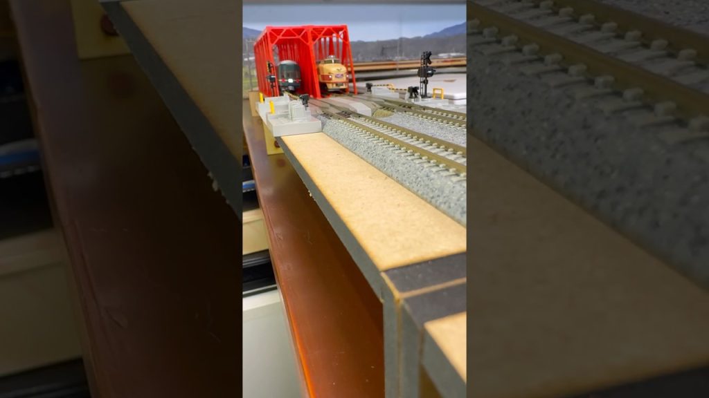 (Nゲージ鉄道模型 書斎のデスクトップミニレイアウト)KATO EF81+24系トワイライトエクスプレス、TOMIX 489系国鉄色代走特急はくたか　走行シーン