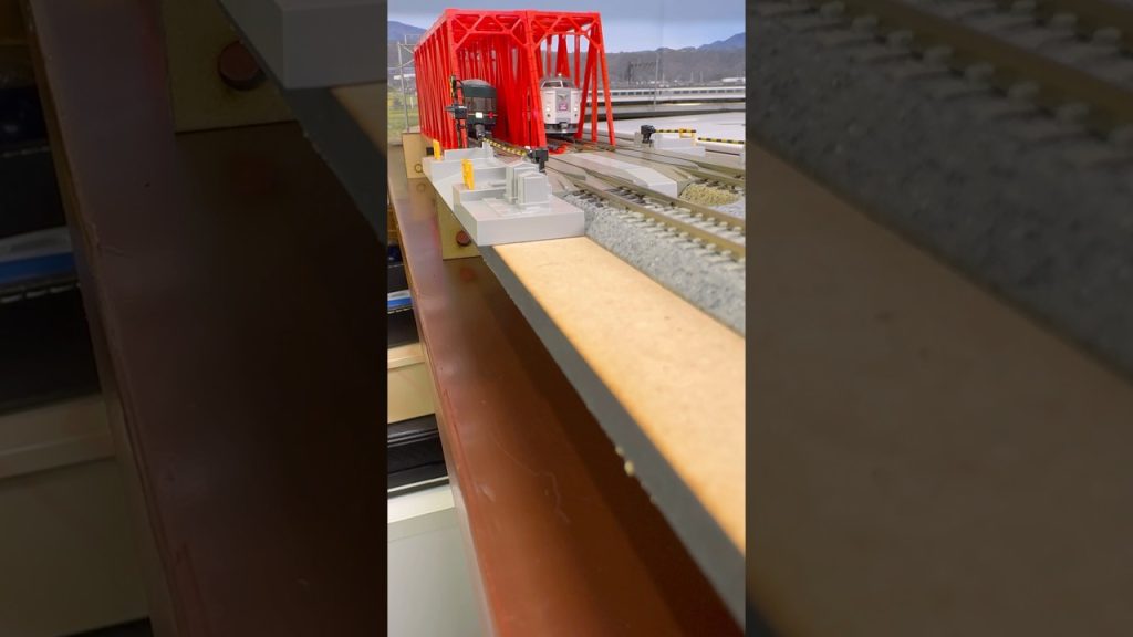 (Nゲージ鉄道模型 書斎のデスクトップミニレイアウト)KATO EF81+24系トワイライトエクスプレス、TOMIX485系はくたかJR西日本色 走行シーン